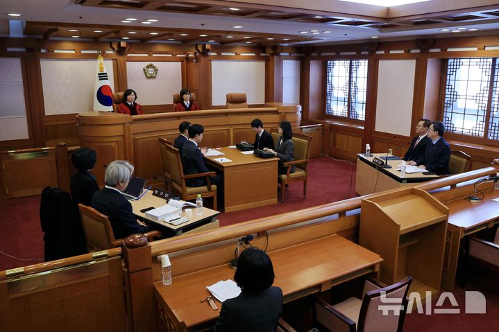[서울=뉴시스] 김금보 기자 = 24일 서울 종로구 헌법재판소 소심판정에서 열린 박성재 법무부 장관 탄핵 심판 첫 변론준비기일에 수명재판관인 정계선·이미선 재판관, 박 장관과 대리인인 김재훈 변호사, 청구인 대리인인 이원구 변호사 등이 참석해 있다. (공동취재) 2025.02.24. photo@newsis.com