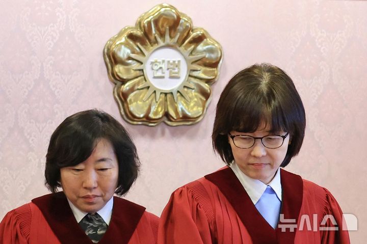 [서울=뉴시스] 김금보 기자 = 지난달 24일 서울 종로구 헌법재판소 소심판정에서 열린 박성재 법무부 장관 탄핵 심판 첫 변론준비기일에 수명재판관인 정계선·이미선 재판관이 입장하고 있다. (공동취재) 2025.03.27. photo@newsis.com