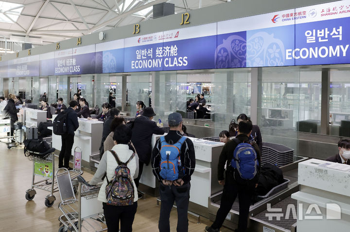 [인천공항=뉴시스] 최동준 기자 = 지난 2월24일 인천국제공항에 1터미널에서 중국 항공 이용객이 탑승 수속을 기다리고 있다. 2025.02.24. photocdj@newsis.com