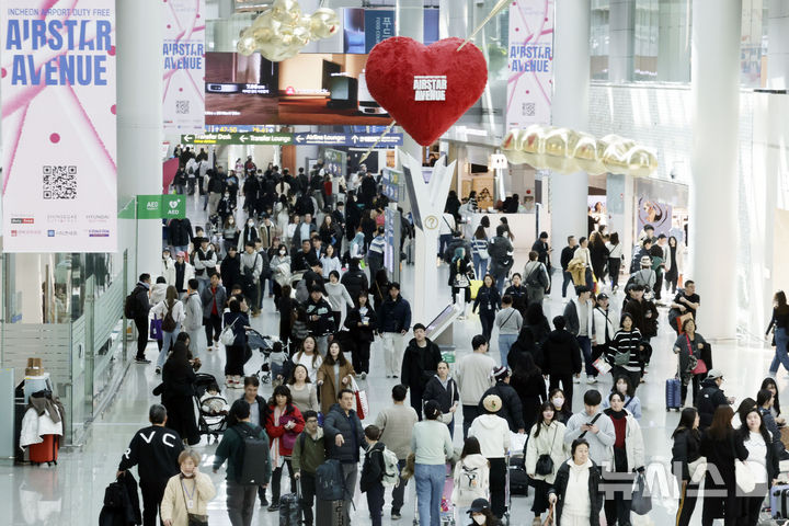 [인천공항=뉴시스] 최동준 기자 = 인천국제공항에 1터미널 면세 구역에서 이용객이 이동하고 있다. 2025.02.24. photocdj@newsis.com