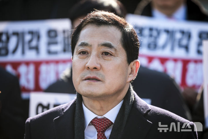 [과천=뉴시스] 정병혁 기자 = 박대출 국민의힘 의원이 24일 경기 과천시 정부과천청사 민원실 앞에서 고위공직자범죄수사처(공수처) 항의방문에 앞서 기자회견을 열고 규탄사를 하고 있다. 2025.02.24. jhope@newsis.com