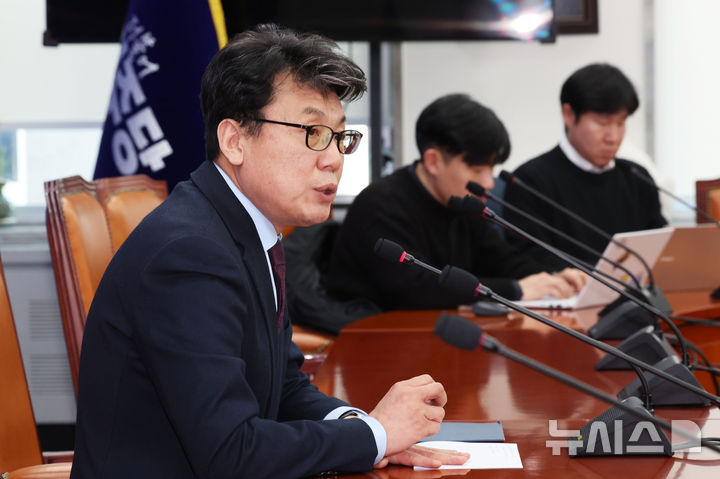 [서울=뉴시스] 권창회 기자 = 진성준 더불어민주당 정책위의장이 24일 오후 서울 여의도 국회에서 열린 연금개혁 관련 기자간담회에서 발언하고 있다. 2025.02.24. kch0523@newsis.com