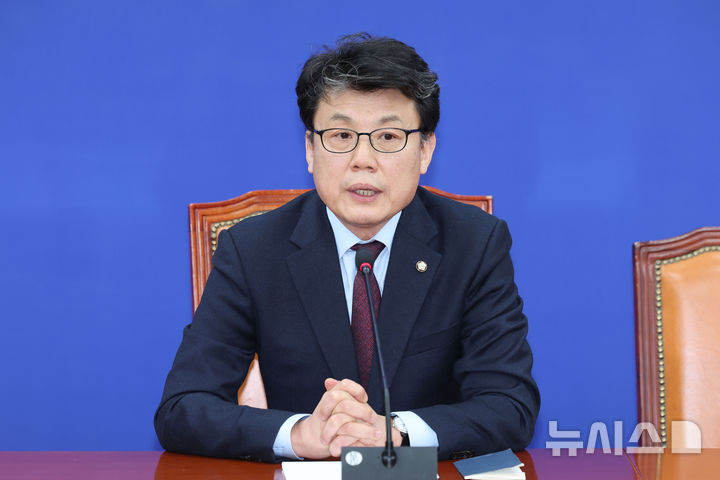 [서울=뉴시스] 권창회 기자 = 진성준 더불어민주당 정책위의장이 지난달 24일 오후 서울 여의도 국회에서 열린 연금개혁 관련 기자간담회에서 발언하고 있다. 2025.02.24. kch0523@newsis.com