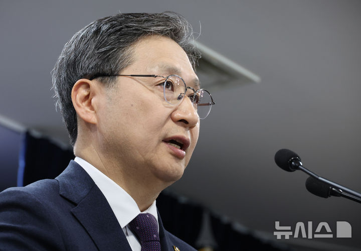 [서울=뉴시스] 김명원 기자 = 윤영빈 우주항공청장이 지난 24일 서울 종로구 정부서울청사에서 제3회 국가우주위원회 관련 사전 기자브리핑을 하고 있다. 2025.02.25. kmx1105@newsis.com