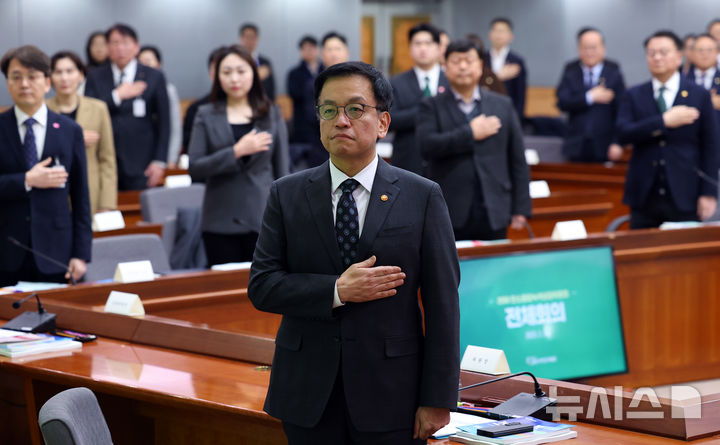 [서울=뉴시스] 최진석 기자 = 최상목 대통령 권한대행 부총리 겸 기획재정부 장관이 24일 서울 종로구 정부서울청사 별관에서 열린 2050 탄소중립녹색성장위원회 전체회의에서 국기에 경례하고 있다. 2025.02.24. myjs@newsis.com