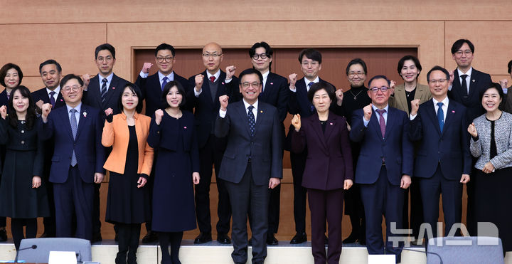 [서울=뉴시스] 최진석 기자 = 최상목 대통령 권한대행 부총리 겸 기획재정부 장관이 24일 서울 종로구 정부서울청사 별관에서 열린 2050 탄소중립녹색성장위원회 제2기 출범식에서 한화진 공동위원장을 비롯한 제2기 민간위원들과 기념촬영하고 있다. 2025.02.24. myjs@newsis.com