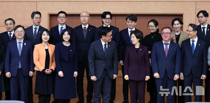 [서울=뉴시스] 최진석 기자 = 최상목 대통령 권한대행 부총리 겸 기획재정부 장관이 24일 서울 종로구 정부서울청사 별관에서 열린 2050 탄소중립녹색성장위원회 제2기 출범식에서 기념촬영하며 한화진 공동위원장과 대화를 나누고 있다. 2025.02.24. myjs@newsis.com