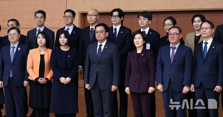 [서울=뉴시스] 최진석 기자 = 최상목 대통령 권한대행 부총리 겸 기획재정부 장관이 24일 서울 종로구 정부서울청사 별관에서 열린 2050 탄소중립녹색성장위원회 제2기 출범식에서 한화진 공동위원장을 비롯한 제2기 민간위원들과 기념촬영하고 있다. 2025.02.24. myjs@newsis.com