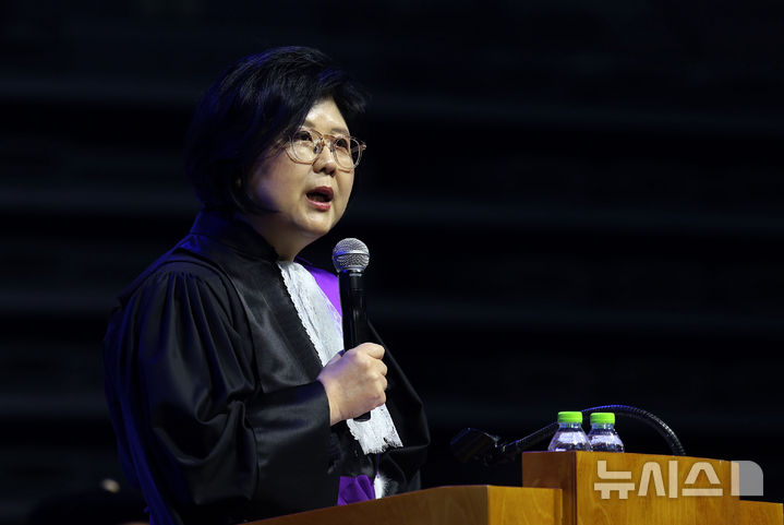 [서울=뉴시스] 홍효식 기자 = 24일 서울 중구 장충체육관에서 열린 숙명여대 입학식 및 신입생 환영회에서 문시연 총장이 환영사하고 있다. 2025.02.24. yesphoto@newsis.com