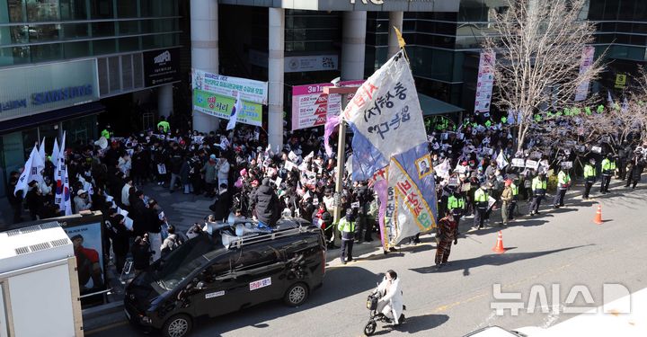 [부산=뉴시스] 하경민 기자 = 부산대학교 학생들로 구성된 '탄핵반대 법치주의자 효원인들'과 보수단체 등 250여명(경찰 추산)이 24일 부산 금정구 부산대 정문 앞에서 윤석열 대통령 탄핵을 반대하는 시국선언을 하고 있다. 2025.02.24. yulnetphoto@newsis.com