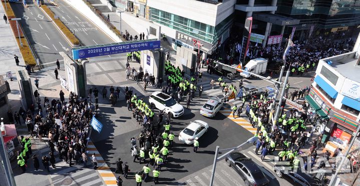[부산=뉴시스] 하경민 기자 = 부산대학교 학생들로 구성된 '탄핵반대 법치주의자 효원인들'과 보수단체 등 250여명(사진 오른쪽)이 24일 오후 부산 금정구 부산대 정문 앞에서 윤석열 대통령 탄핵을 반대하는 시국선언을 연 가운데 도로를 사이에 두고 부산대학교 민주동문회, 윤석열퇴진금정비상행동 등 100여 명(사진 왼쪽)이 탄핵반대 세력을 규탄하는 집회를 열고 있다. 2025.02.24. yulnetphoto@newsis.com