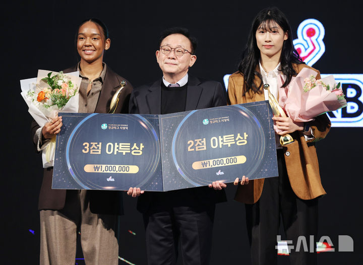 [서울=뉴시스] 김진아 기자 = 24일 서울 용산구 서울드래곤시티에서 열린 하나은행 2024-2025 여자프로농구 정규리그 시상식에서 3점야투상을 수상한 삼성생명 키아나 스미스, 2점야투상을 수상한 삼성생명 이해란이 포즈를 취하고 있다. 2025.02.24. bluesoda@newsis.com