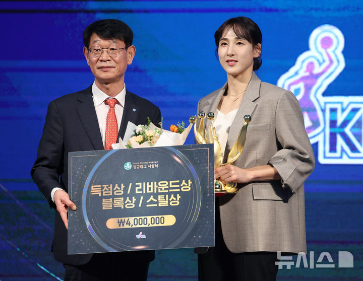 [서울=뉴시스] 김진아 기자 = 우리은행 김단비가 24일 서울 용산구 서울드래곤시티에서 열린 하나은행 2024-2025 여자프로농구 정규리그 시상식에서 득점상, 리바운드상, 블록상, 스틸상 수상 후 포즈를 취하고 있다. 2025.02.24. bluesoda@newsis.com