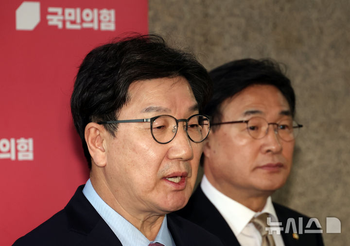 [서울=뉴시스] 고승민 기자 = 권성동 국민의힘 원내대표가 24일 서울 여의도 국회에서 이재명 더불어민주당 대표의 토론 제안 관련 입장을 밝히고 있다. 2025.02.24. kkssmm99@newsis.com