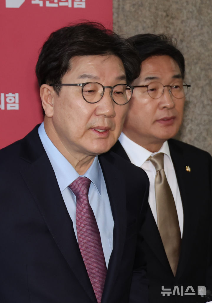 [서울=뉴시스] 고승민 기자 = 권성동 국민의힘 원내대표가 24일 서울 여의도 국회에서 이재명 더불어민주당 대표의 토론 제안 관련 입장을 밝히고 있다. 2025.02.24. kkssmm99@newsis.com