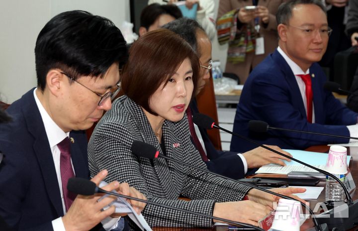 [서울=뉴시스] 조성봉 기자= 김미애 국민의힘 의원이 지난 2월24일 오후 서울 여의도 국회 의원회관 간담회의실에서 열린 대전 초등학생 사망사건 후속조치 위한 긴급 간담회에서 발언을 하고 있다. 2025.02.24. suncho21@newsis.com