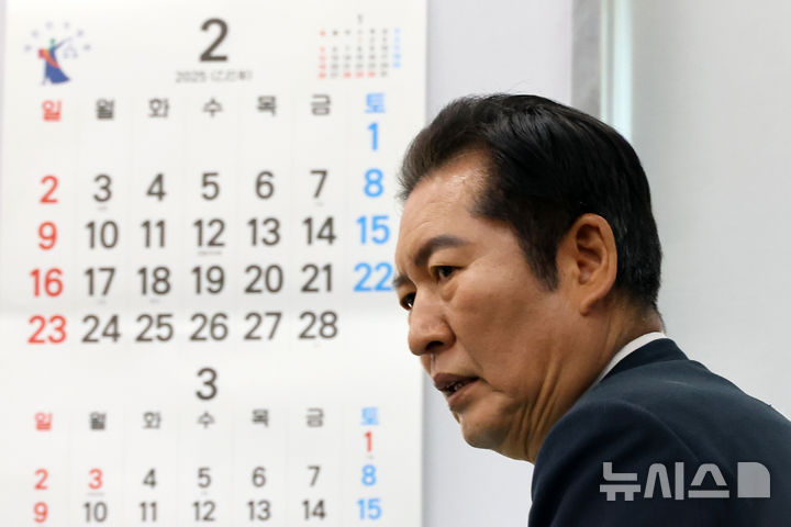 [서울=뉴시스] 조성우 기자 = 윤석열 대통령 탄핵심판 마지막 변론을 하루 앞둔 지난 24일 오후 서울 여의도 국회 법제사법위원회 위원장실에서 열린 윤석열 대통령 탄핵소추위원단 회의에 정청래 탄핵소추단장이 참석하고 있다. 2025.02.25. xconfind@newsis.com