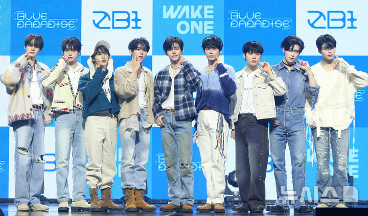 [서울=뉴시스] 김혜진 기자 = 그룹 제로베이스원(왼쪽부터 김규빈, 김지웅, 석매튜, 한유진, 장하오, 성한빈, 김태래, 리키, 박건욱)이 24일 오후 서울 용산구 블루스퀘어에서 열린 다섯 번째 미니앨범 '블루 파라다이스'(BLUE PARADISE) 발매 기념 쇼케이스에서 포즈를 취하고 있다. 타이틀곡 '블루'는 제로베이스원과 글로벌 히트 메이커 켄지(KENZIE)의 두 번째 합작품이다. 시원한 신스 사운드와 감성적인 보컬의 대비가 미스터리한 청량감을 선사한다. 2025.02.24. jini@newsis.com