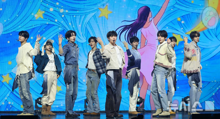 [서울=뉴시스] 김혜진 기자 = 그룹 제로베이스원이 24일 오후 서울 용산구 블루스퀘어에서 열린 다섯 번째 미니앨범 '블루 파라다이스'(BLUE PARADISE) 발매 기념 쇼케이스에서 무대를 선보이고 있다. 타이틀곡 '블루'는 제로베이스원과 글로벌 히트 메이커 켄지(KENZIE)의 두 번째 합작품이다. 시원한 신스 사운드와 감성적인 보컬의 대비가 미스터리한 청량감을 선사한다. 2025.02.24. jini@newsis.com