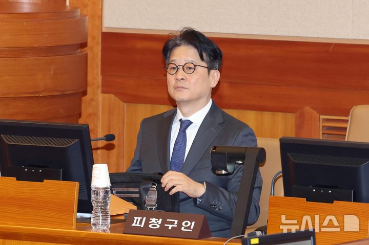 [서울=뉴시스] 김금보 기자 = 이창수 서울중앙지검장이 24일 서울 종로구 헌법재판소에서 열린 검사 3인에 대한 탄핵심판 2차 변론기일에 출석해 자리하고 있다. (공동취재) 2025.02.24. photo@newsis.com