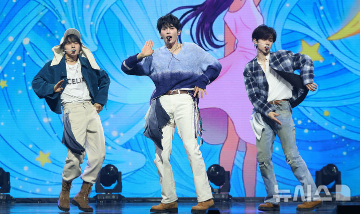 [서울=뉴시스] 김혜진 기자 = 그룹 제로베이스원 석매튜(왼쪽부터), 성한빈, 장하오가 24일 오후 서울 용산구 블루스퀘어에서 열린 다섯 번째 미니앨범 '블루 파라다이스'(BLUE PARADISE) 발매 기념 쇼케이스에서 무대를 선보이고 있다. 타이틀곡 '블루'는 제로베이스원과 글로벌 히트 메이커 켄지(KENZIE)의 두 번째 합작품이다. 시원한 신스 사운드와 감성적인 보컬의 대비가 미스터리한 청량감을 선사한다. 2025.02.24. jini@newsis.com