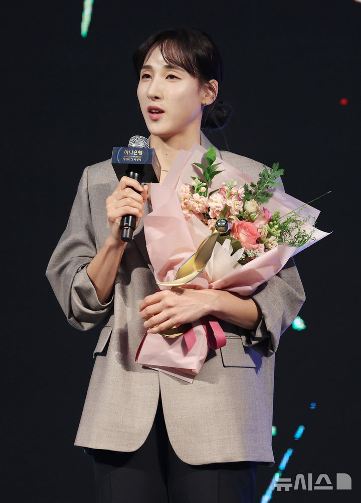 [서울=뉴시스] 김진아 기자 = 우리은행 김단비가 24일 서울 용산구 서울드래곤시티에서 열린 하나은행 2024-2025 여자프로농구 정규리그 시상식에서 맑은기술 윤덕주상을 수상 후 소감을 밝히고 있다. 2025.02.24. bluesoda@newsis.com
