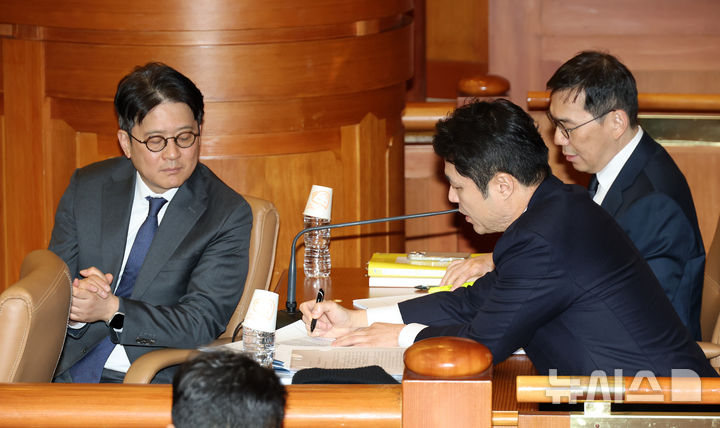 [서울=뉴시스] 김금보 기자 = 이창수(왼쪽부터) 서울중앙지검장, 최재훈 반부패수사2부장검사, 조상원 4차장검사가 24일 오후 서울 종로구 헌법재판소 대심판정에서 열린 탄핵심판 2차 변론기일에서 대화를 나누고 있다. (공동취재) 2025.02.24. photo@newsis.com