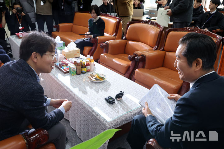 [서울=뉴시스] 조성우 기자 = 윤석열 대통령 탄핵심판 마지막 변론을 하루 앞둔 24일 오후 서울 여의도 국회 법제사법위원회 위원장실에서 열린 윤석열 대통령 탄핵소추위원단 회의에서 정청래(오른쪽) 탄핵소추단장과 최기상 간사가 대화하고 있다. 2025.02.24. xconfind@newsis.com