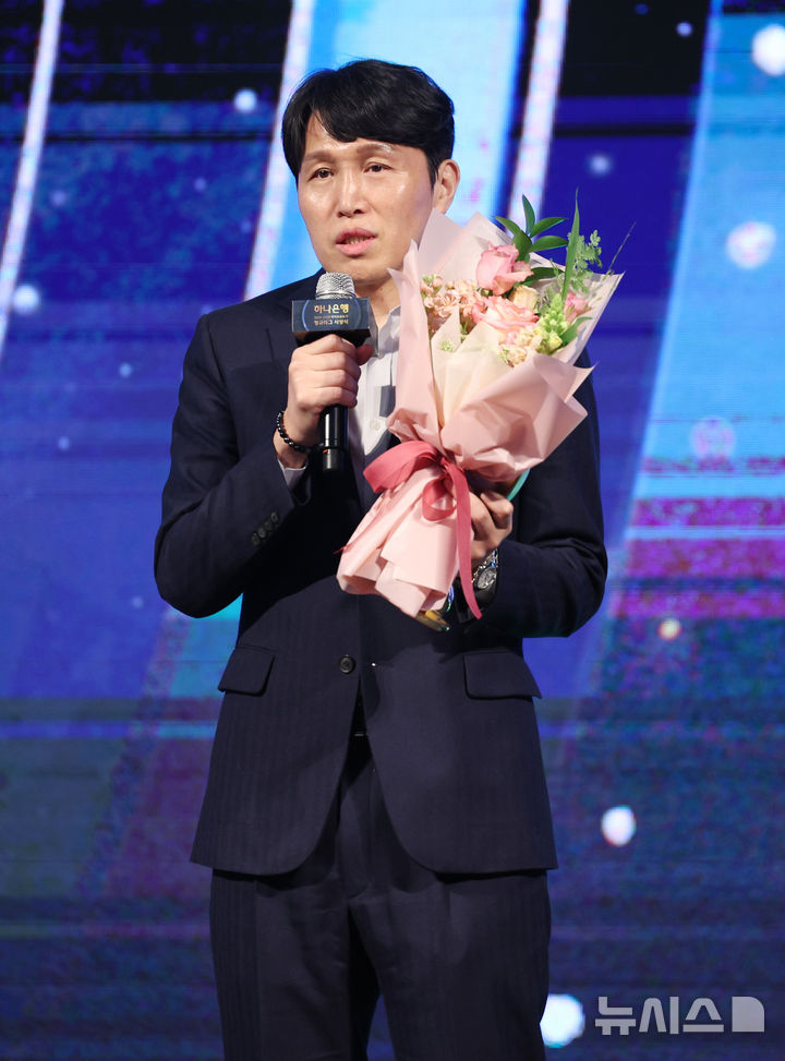 [서울=뉴시스] 김진아 기자 = 24일 서울 용산구 서울드래곤시티에서 열린 하나은행 2024-2025 여자프로농구 정규리그 시상식에서 지도상을 수상한 우리은행 위성우 감독이 소감을 밝히고 있다. 2025.02.24. bluesoda@newsis.com