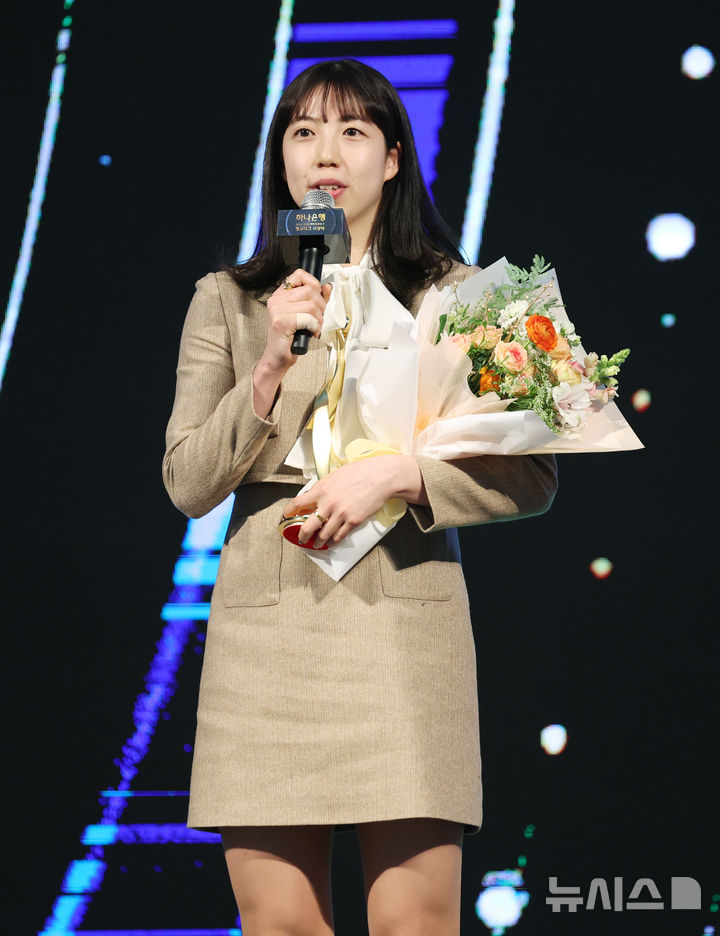 [서울=뉴시스] 김진아 기자 = 24일 서울 용산구 서울드래곤시티에서 열린 하나은행 2024-2025 여자프로농구 정규리그 시상식에서 GTF 아시아쿼터선수상을 수상한 KB스타즈 나가타 모에가 소감을 밝히고 있다. 2025.02.24. bluesoda@newsis.com