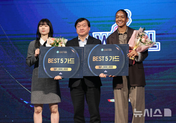 [서울=뉴시스] 김진아 기자 = 24일 서울 용산구 서울드래곤시티에서 열린 하나은행 2024-2025 여자프로농구 정규리그 시상식에서 BEST5 가드를 수상한 KB스타즈 허예은, 삼성생명 키아나 스미스가 포즈를 취하고 있다. 2025.02.24. bluesoda@newsis.com