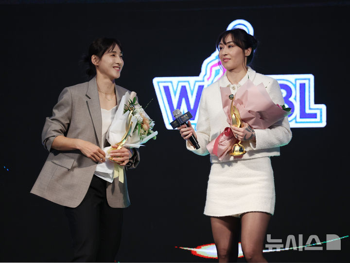 [서울=뉴시스] 김진아 기자 = 24일 서울 용산구 서울드래곤시티에서 열린 하나은행 2024-2025 여자프로농구 정규리그 시상식에서 BEST5 포워드를 수상한 우리은행 김단비와 BNK 썸 김소니아가 소감을 밝히고 있다. 2025.02.24. bluesoda@newsis.com
