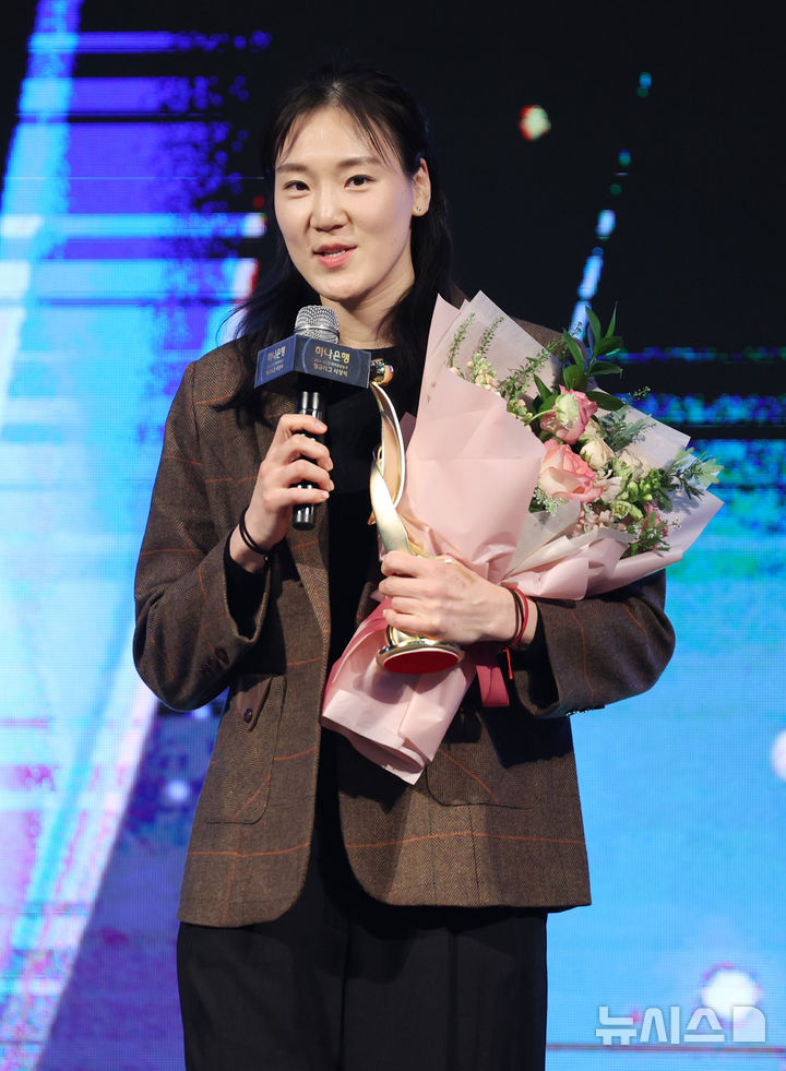 [서울=뉴시스] 김진아 기자 = 24일 서울 용산구 서울드래곤시티에서 열린 하나은행 2024-2025 여자프로농구 정규리그 시상식에서 BEST5 센터를 수상한 삼성생명 배혜윤이 소감을 밝히고 있다. 2025.02.24. bluesoda@newsis.com