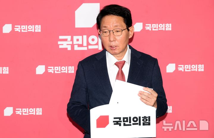 [서울=뉴시스] 조성봉 기자 = 김상훈 국민의힘 정책위의장이 24일 오후 서울 여의도 국회에서 열린 연금개혁 등 현안관련 백브리핑에서 취재진의 질문에 답변하고 있다. 2025.02.24. suncho21@newsis.com