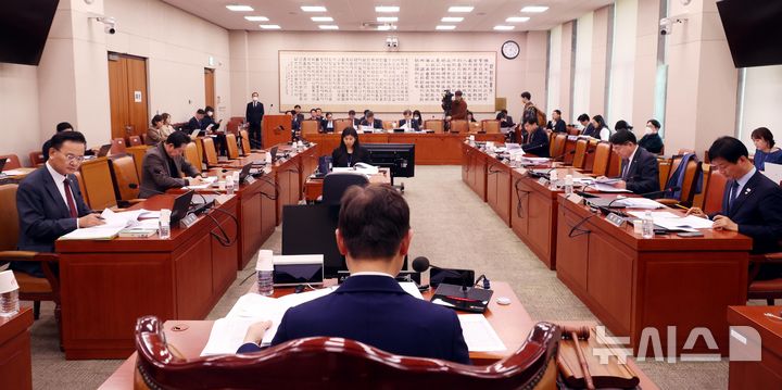 [서울=뉴시스] 조성봉 기자= 박범계 국회 법사위 법안심사제1소위원회 위원장이 24일 오후 서울 여의도 국회에서 열린 법안심사제1소위원회 회의를 주재하고 있다. 이날 법안심사소위에서는 명태균과 관련한 불법 선거개입 및 국정농단 사건 등의 진상규명을 위한 특별검사의 임명 등에 관한 법률안과 상법 개정안을 심의한다. 2025.02.24. suncho21@newsis.com