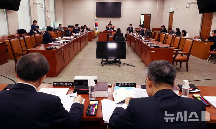 [서울=뉴시스] 조성봉 기자= 박범계 국회 법사위 법안심사제1소위원회 위원장이 24일 오후 서울 여의도 국회에서 열린 법안심사제1소위원회 회의를 주재하고 있다. 이날 법안심사소위에서는 명태균과 관련한 불법 선거개입 및 국정농단 사건 등의 진상규명을 위한 특별검사의 임명 등에 관한 법률안과 상법 개정안을 심의한다. 2025.02.24. suncho21@newsis.com