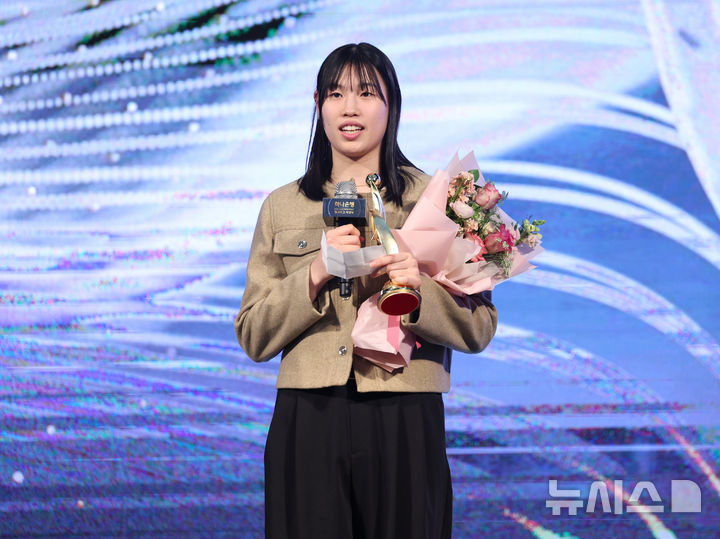 [서울=뉴시스] 김진아 기자 = 24일 서울 용산구 서울드래곤시티에서 열린 하나은행 2024-2025 여자프로농구 정규리그 시상식에서 몰텐 신인선수상을 수상한 신한은행 홍유순이 소감을 밝히고 있다. 2025.02.24. bluesoda@newsis.com