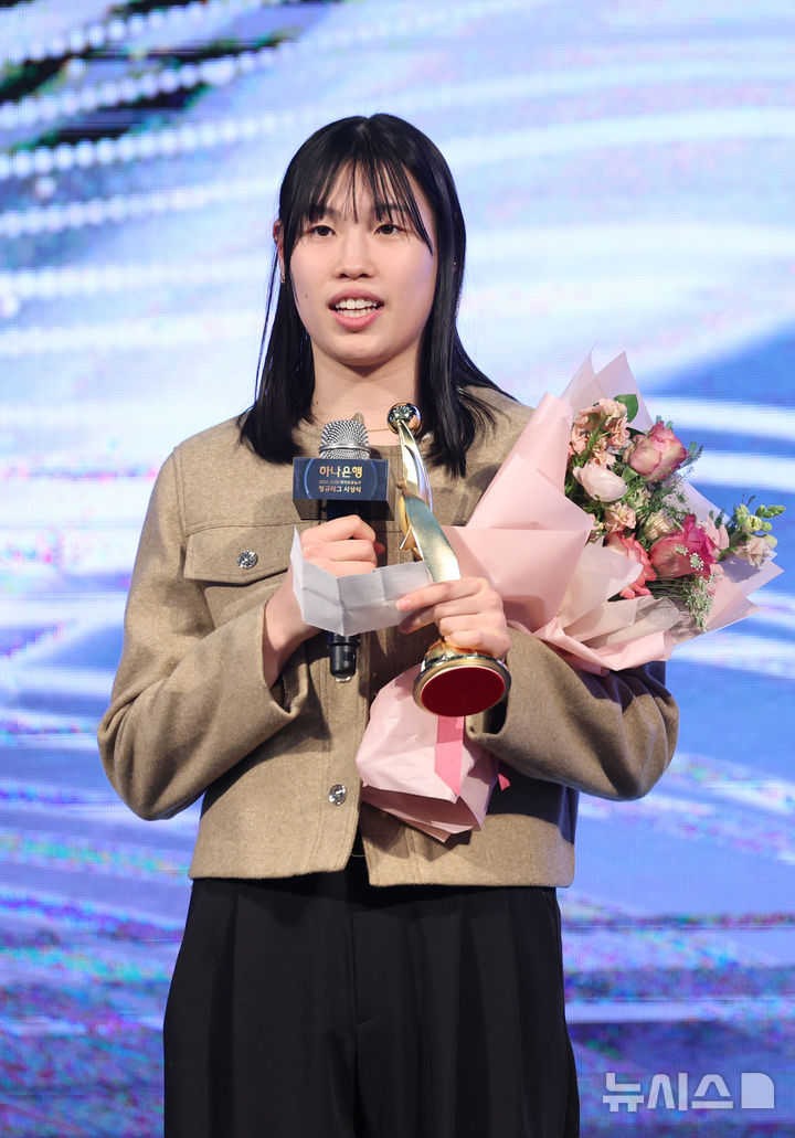 [서울=뉴시스] 김진아 기자 = 24일 서울 용산구 서울드래곤시티에서 열린 하나은행 2024-2025 여자프로농구 정규리그 시상식에서 몰텐 신인선수상을 수상한 신한은행 홍유순이 소감을 밝히고 있다. 2025.02.24. bluesoda@newsis.com