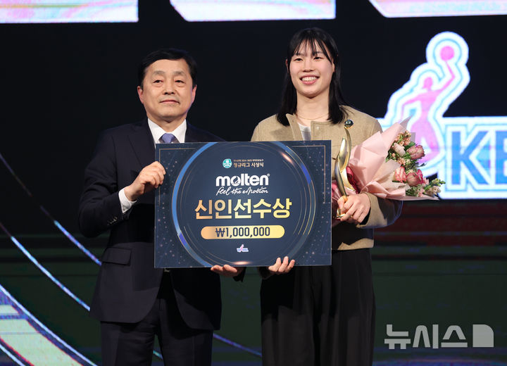 [서울=뉴시스] 김진아 기자 = 24일 서울 용산구 서울드래곤시티에서 열린 하나은행 2024-2025 여자프로농구 정규리그 시상식에서 몰텐 신인선수상을 수상한 신한은행 홍유순이 포즈를 취하고 있다. 2025.02.24. bluesoda@newsis.com