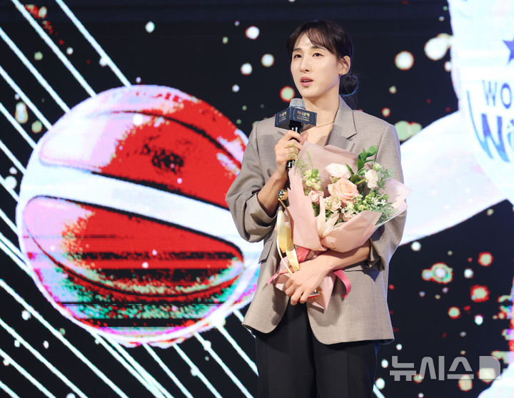 [서울=뉴시스] 김진아 기자 = 24일 서울 용산구 서울드래곤시티에서 열린 하나은행 2024-2025 여자프로농구 정규리그 시상식에서 정규리그 MVP를 수상한 우리은행 김단비가 소감을 밝히고 있다. 2025.02.24. bluesoda@newsis.com