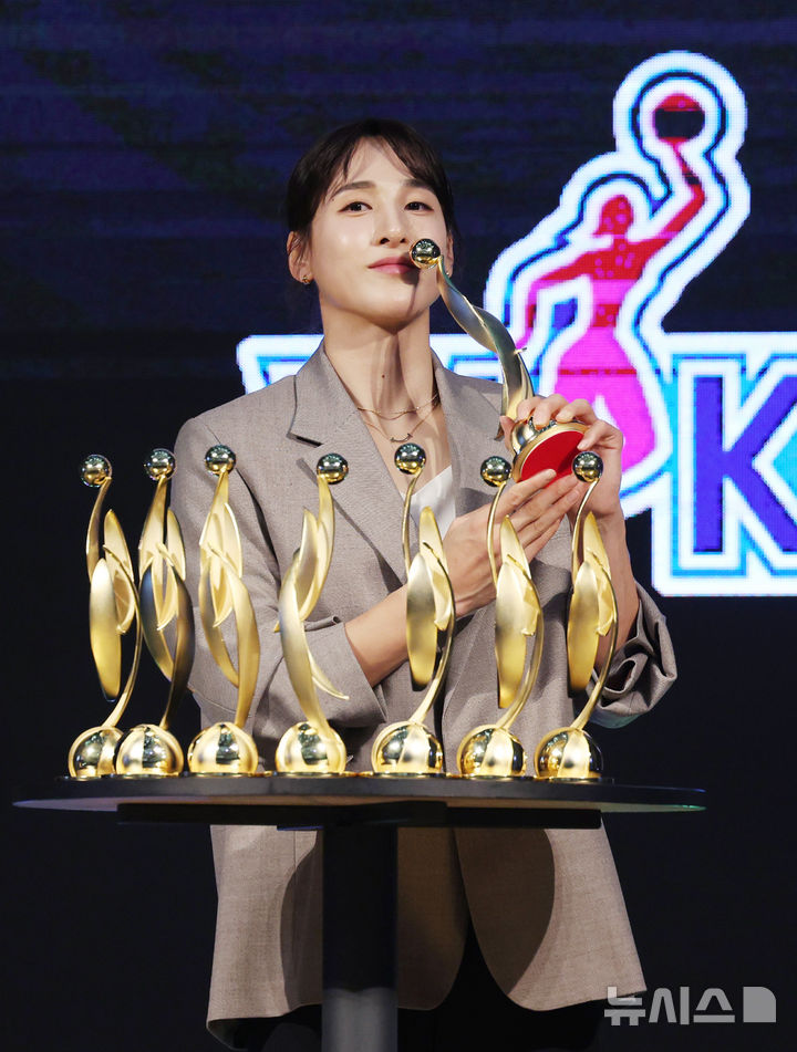 [서울=뉴시스] 김진아 기자 = 24일 서울 용산구 서울드래곤시티에서 열린 하나은행 2024-2025 여자프로농구 정규리그 시상식에서 정규리그 MVP를 수상한 우리은행 김단비가 포즈를 취하고 있다. 2025.02.24. bluesoda@newsis.com