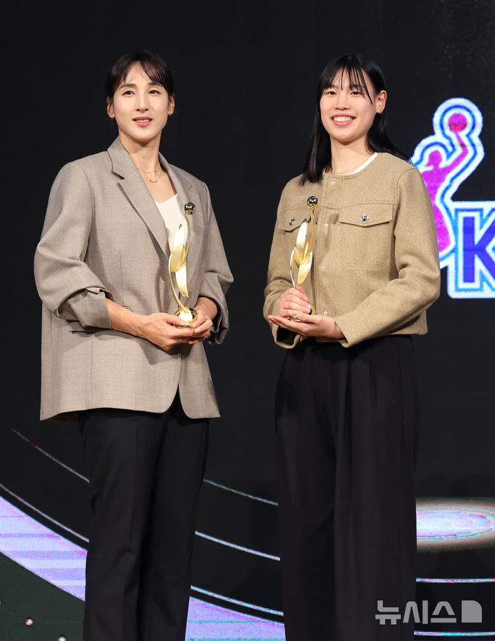 [서울=뉴시스] 김진아 기자 = 24일 서울 용산구 서울드래곤시티에서 열린 하나은행 2024-2025 여자프로농구 정규리그 시상식에서 정규리그 MVP를 수상한 우리은행 김단비와 몰텐 신인선수상을 수상한 신한은행 홍유순이 포즈를 취하고 있다. 2025.02.24. bluesoda@newsis.com
