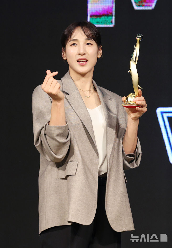 [서울=뉴시스] 김진아 기자 = 24일 서울 용산구 서울드래곤시티에서 열린 하나은행 2024-2025 여자프로농구 정규리그 시상식에서 정규리그 MVP를 수상한 우리은행 김단비가 포즈를 취하고 있다. 2025.02.24. bluesoda@newsis.com