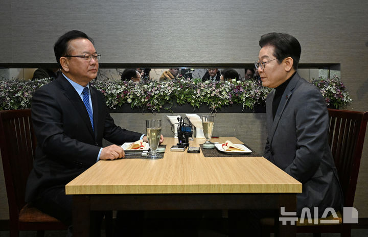 [서울=뉴시스] 국회사진기자단=이재명 더불어민주당 대표가 24일 서울 여의도의 한 식당에서 김부겸(왼쪽) 전 국무총리와 만나 인사말을 하고 있다. .2025.02.24. photo@newsis.com