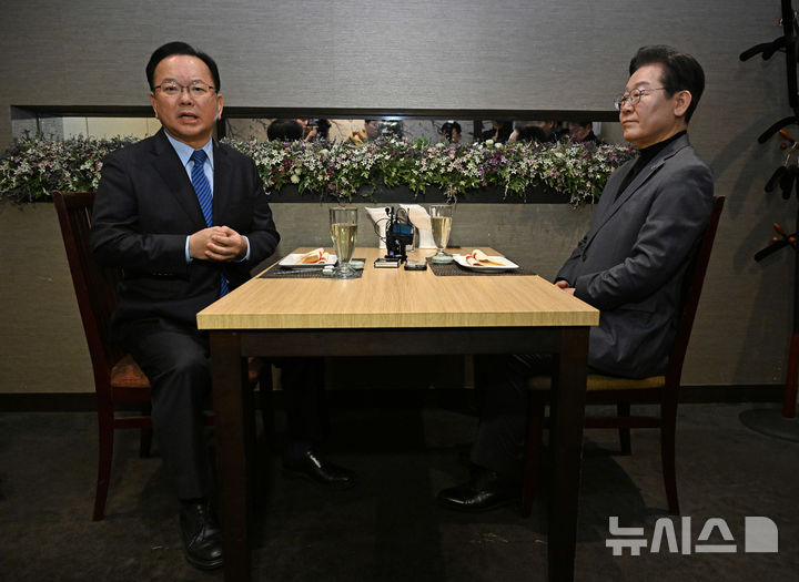 [서울=뉴시스] 국회사진기자단= 김부겸(왼쪽) 전 국무총리가 24일 서울 여의도의 한 식당에서 이재명 더불어민주당 대표와 만나 인사말을 하고 있다.2025.02.24.photo@newiss.com