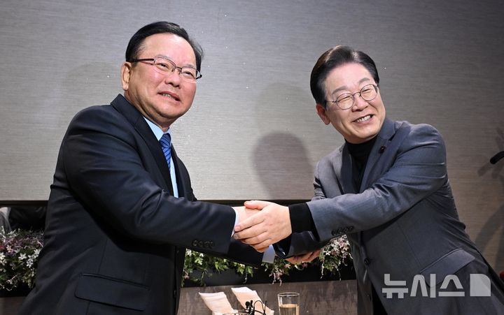 [서울=뉴시스] 국회사진기자단=이재명 더불어민주당 대표가 24일 서울 여의도의 한 식당에서 김부겸(왼쪽) 전 국무총리와 만나 인사를 나누고 있다.2025.02.24. photo@newsis.com