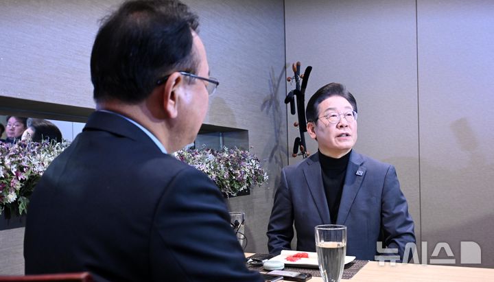 [서울=뉴시스] 국회사진기자단= 이재명 더불어민주당 대표가 24일 저녁 서울 여의도의 한 식당에서 김부겸 전 국무총리를 만나 발언하고 있다.2025.02.24. photo@newsis.com