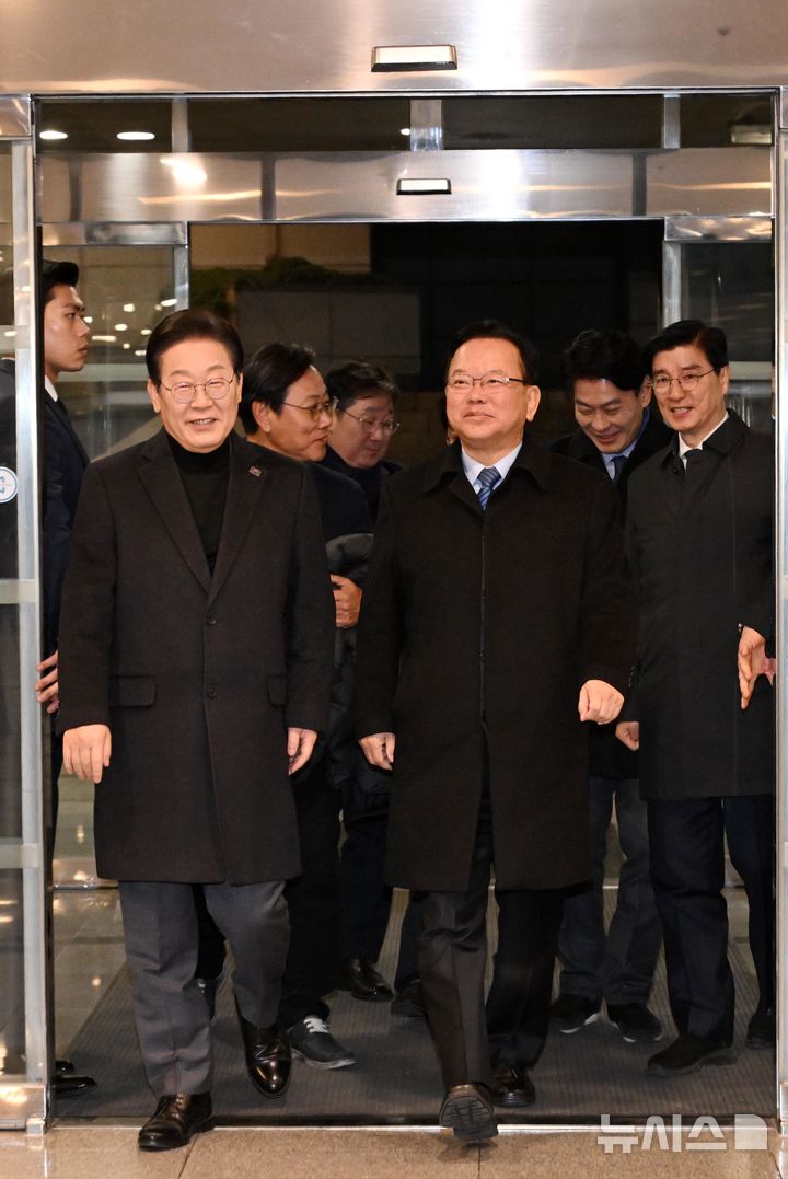 [서울=뉴시스] 국회사진기자단= 이재명 더불어민주당 대표가 24일 저녁 서울 여의도의 한 식당에서 김부겸 전 국무총리를 만나 만찬장으로 이동하고 있다. 2025.02.24. photo@newsis.com