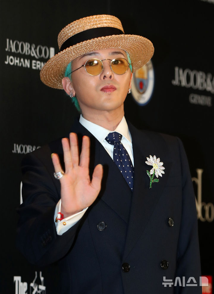 [서울=뉴시스] 김혜진 기자 = 가수 지드래곤이 24일 오후 서울 용산구 그랜드 하얏트 서울에서 열린 제이콥앤코 코리아 부티그 오픈 행사 포토콜에서 포즈를 취하고 있다. 2025.02.24. jini@newsis.com