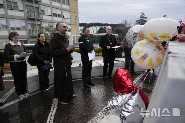 [로마=AP/뉴시스] 24일(현지 시간) 프란치스코 교황이 입원한 로마 아고스티노 제멜리 병원 밖에서 사람들이 교황의 건강 회복을 기원하는 기도를 하고 있다. 2025.02.25.
